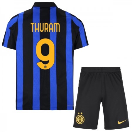 Inter Mediolan Thuram 9 Dziecięca Główna Koszulki Piłkarskie 2026-27 Krótki Rękaw (+ Krótkie spodenki) Inter Mediolan Thuram 9 Dziecięca Główna Koszulki Piłkarskie 2026-27 Krótki Rękaw (+ Krótkie spodenki)