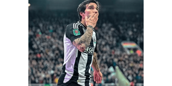 Tonali, noszący koszulkę Newcastle United, stopniowo się wyłaniał Tonali, noszący koszulkę Newcastle United, stopniowo się wyłaniał