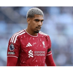Liverpool wydobył z Araujo jego prawdziwy potencjał Liverpool wydobył z Araujo jego prawdziwy potencjał