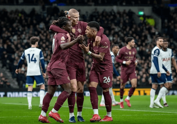 Manchester City nieznacznie pokonał Tottenham 1-0, kara VAR wywołała kontrowersje