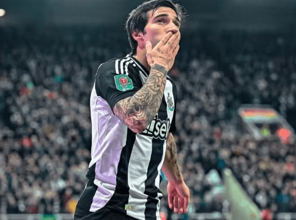 Tonali, noszący koszulkę Newcastle United, stopniowo się wyłaniał