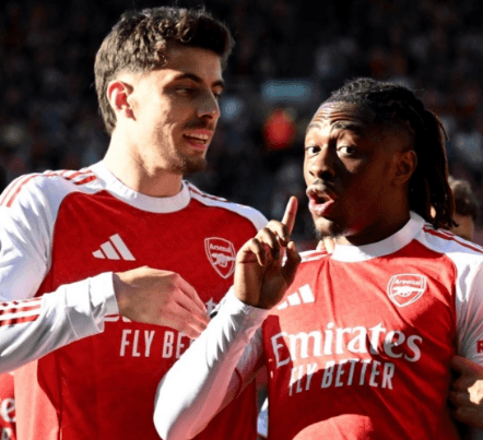Arsenal odzyskuje pozycję lidera, ale otrzymuje podwójny cios